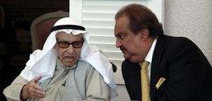 السفير ضرار رزوقي متحدثا مع النوخذة عيسى العثمان﻿