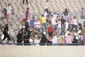 رجال الشرطة يشتبكون مع جماهير الزمالك
