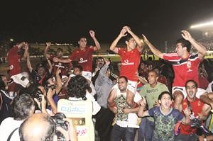 لاعبو الاهلي يحتفلون بلقب الدوري مع الجماهير
