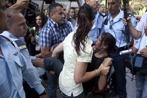 الشرطة الاسرائيلية تعتقل احدى الناشطات المتضامنات مع الفلسطينيين في مطار بن غوريون 	افپ﻿