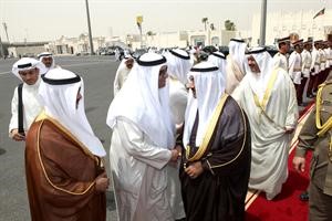 سمو رئيس الوزراء مصافحا مودعيه قبل مغادرته الدوحة﻿