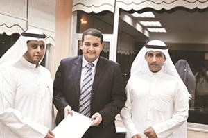 مراشد العجمي وهديان ناصر والسيد العاصي يتبادلون وثائق العقد ﻿
