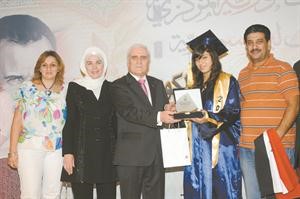 تكريم الطالبة سارة حواشي
