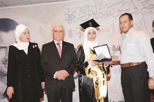 نور احمد شبيب تتسلم تكريمها