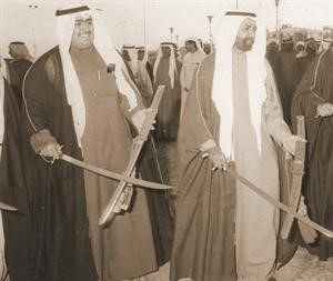 المرحوم باذن الله تعالى الشيخ علي الصباح ونجله الشيخ ثامر في احدى المناسبات بالاحمدي﻿