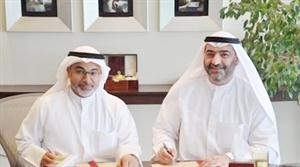 القطان والطواري خلال توقيع الاتفاقية
