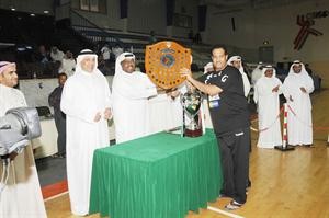 رئيس اتحاد اليد ناصر صالح ورئيس نادي الفحيحيل وليد الفليج يسلمان درع الدوري لسعد العازمي
