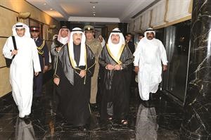 سمو رئيس الوزراء الشيخ ناصر المحمد والشيخ علي بن خليفة ال خليفة خلال المادبة
