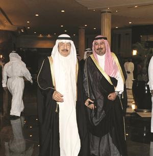 صاحب السمو الملكي الامير خليفة بن سلمان والشيخ دمحمد الصباح خلال المادبة
