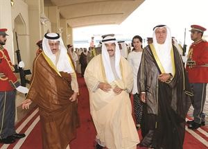 سمو رئيس الوزراء الشيخ ناصر المحمد لدى عودته وفي استقباله الشيخ جابر المبارك وعبدالله الرومي