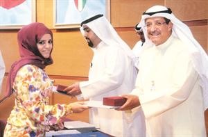 فهد الرجعان مكرما احدى المشاركات في البرنامج﻿