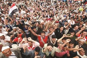 الاف اليمنيين يتظاهرون ضد علي عبدالله صالح في صنعاء امس 	افپ﻿