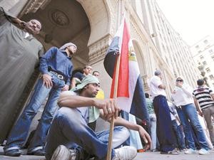 المعتصمون يقضون ليلتهم الثانية في ميدان التحرير افپ
