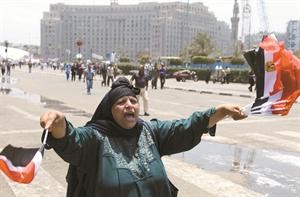 احدى البائعات الجائلات في ميدان التحرير امس افپ 