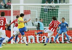 هدف البرازيلي فريد في مرمى پاراغواي افپ
