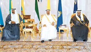 صاحب السمو الامير الشيخ صباح الاحمد وسمو ولي العهد الشيخ نواف الاحمد وسمو رئيس الوزراء الشيخ ناصر المحمد خلال لقائهم امس