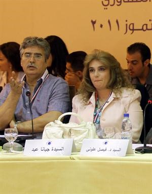 الفنان عباس النوري متحدثا وبجواره الفنانة جيانا عيد﻿