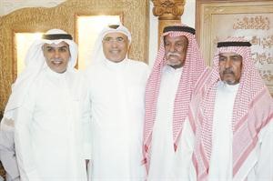 نواف بوشيبة مع عدد من المهنئين ورجا الحجيلان﻿