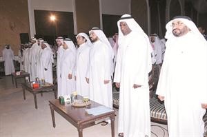 مدير المدرسة والحضور وقوفا اثناء السلام الوطني﻿