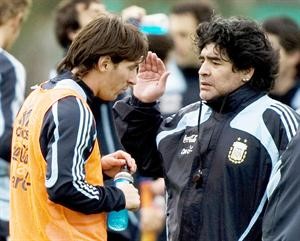 مدرب الارجنتين السابق دييغو مارادونا يساند نجم التانغو ليونيل ميسي ويهاجم منتقديه﻿