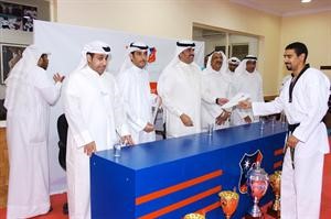 رئيس نادي الكويت عبدالعزيز المرزوق يكرم اللاعب حسن كرم﻿