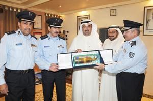 مدير عام الادارة العامة للاطفاء بالوكالة العميد امين عابدين بتقديم درع تذكارية للوزير الراشد﻿