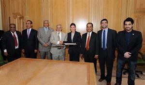 وزير الصحة دهلال الساير اثناء توقيع اتفاقية التامين الصحي لطلبة الكويت الدارسين في المملكة المتحدة