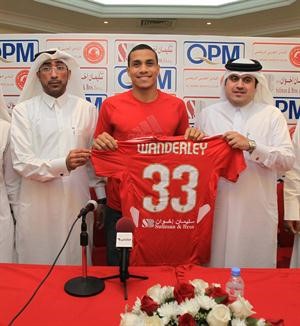 لاعب العربي البرازيلي فاندرلي حاملا فانيلته افپ