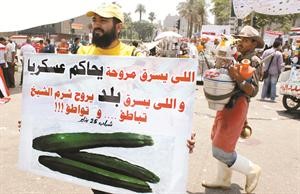 متظاهر يحمل لافتة احتجاجا على تاخر محاكمة الرئيس مبارك في ميدان التحرير امس 	افپ﻿