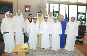 الشيخ جابر المبارك مستقبلا وفدا من مجلس امناء رحلة الامل﻿
