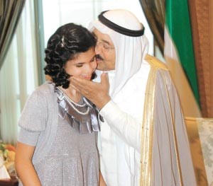 لفتة ابوية من صاحب السمو الامير الشيخ صباح الاحمد تجاه الطالبة بسمة السعيد التي قدمت لسموه لوحة فنية من عملها