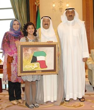 صاحب السمو الامير الشيخ صباح الاحمد يتسلم لوحة فنية من الطالبة بسمة السعيد بحضور والديها