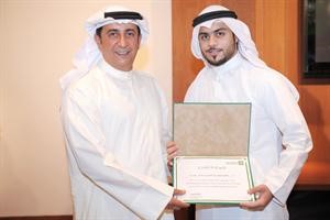 العمر يكرم احد المتفوقين
