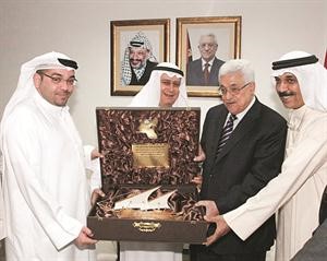 رئيس التحرير الزميل يوسف خالد المرزوق ورئيس الوفد احمد بهبهاني والفنان عبدالله الرويشد يقدمون هدية تذكارية للرئيس محمود عباس