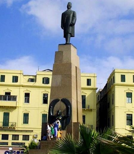 تمثال سعد زغلول يشهد انشقاق معتصمي الإسكندرية