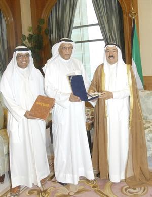 صاحب السمو يتسلم مجموعة من الاعمال الفنية من الصولة والرباح
