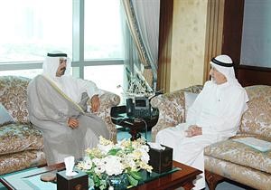 الشيخ دمحمد الصباح خلال لقائه عبدالعزيز العدساني﻿