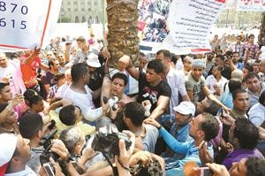 ثوار ميدان التحرير خلال القائهم القبض على احد البلطجية الذين حاولوا الاعتداء عليهم امس رويترز