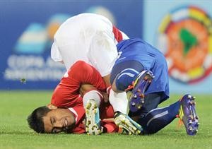 التحام عنيف بين لاعب تشيلي استيبان باراديس واخر بيروفي افپ