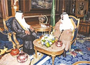 خادم الحرمين الملك عبدالله بن عبدالعزيز مستقبلا رئيس وزراء قطر الشيخ حمد بن جاسم في جدة واس