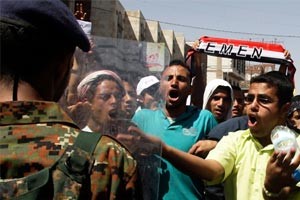اشتباكات بساحة الحرية في تعز بين معارضين والحرس الجمهوري