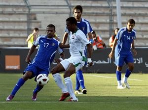 بدر المطوع يمر من اللاعب العراقي قصي منير	الازرقكوم﻿