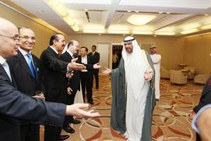 الفهد يصل الى قاعة الاجتماعات وسط ترحيب من الحضور﻿
