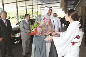 استقبال ياباني بالورود للشيخ احمد الفهد ويبدو الشيخ احمد اليوسف﻿