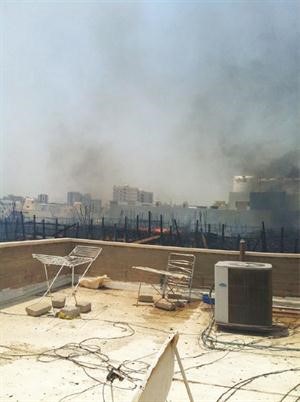 الحريق كما بدا من اعلى البناية﻿