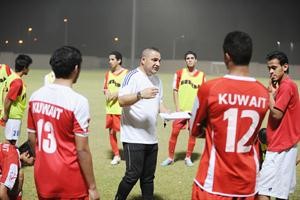 احمد حيدر يوجه اللاعبين في احد التدريبات 	هاني الشمري﻿
