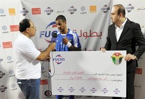 بدر المطوع يتسلم جائزة افضل لاعب في مباراة العراق﻿