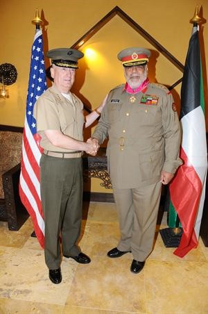 رئيس الاركان الفريق الركن الشيخ احمد الخالد عقب تقليده وسام الاستحقاق من الفريق اول جيمس ماتيس
