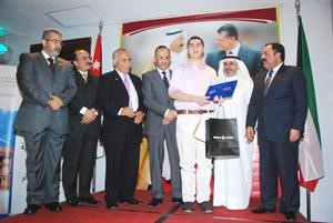 السفير الاردني وفهد الغيص واركان السفارة خلال تكريم احد المتفوقين﻿