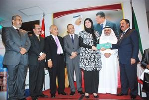 ومتفوقة تتسلم هدية تكريمها من السفير جمعة العبادي	كرم ذياب﻿